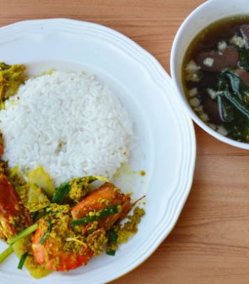 stir fried shrimp with yellow curry powder and pork blood soup